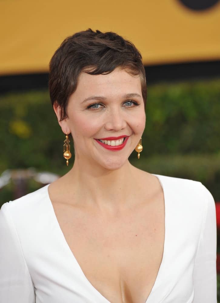 On January 25, 2015, Maggie Gyllenhaal was at the 2015 Screen Actors Guild Awards at the Shrine Auditorium. She paired her sexy white dress with a short pixie brunette hairstyle with short bangs.