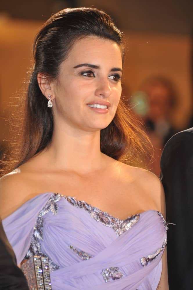 Penelope Cruz gathered her long, straight hair into a half upstyle during the premiere of her new movie "Broken Embraces" on May 19, 2009.