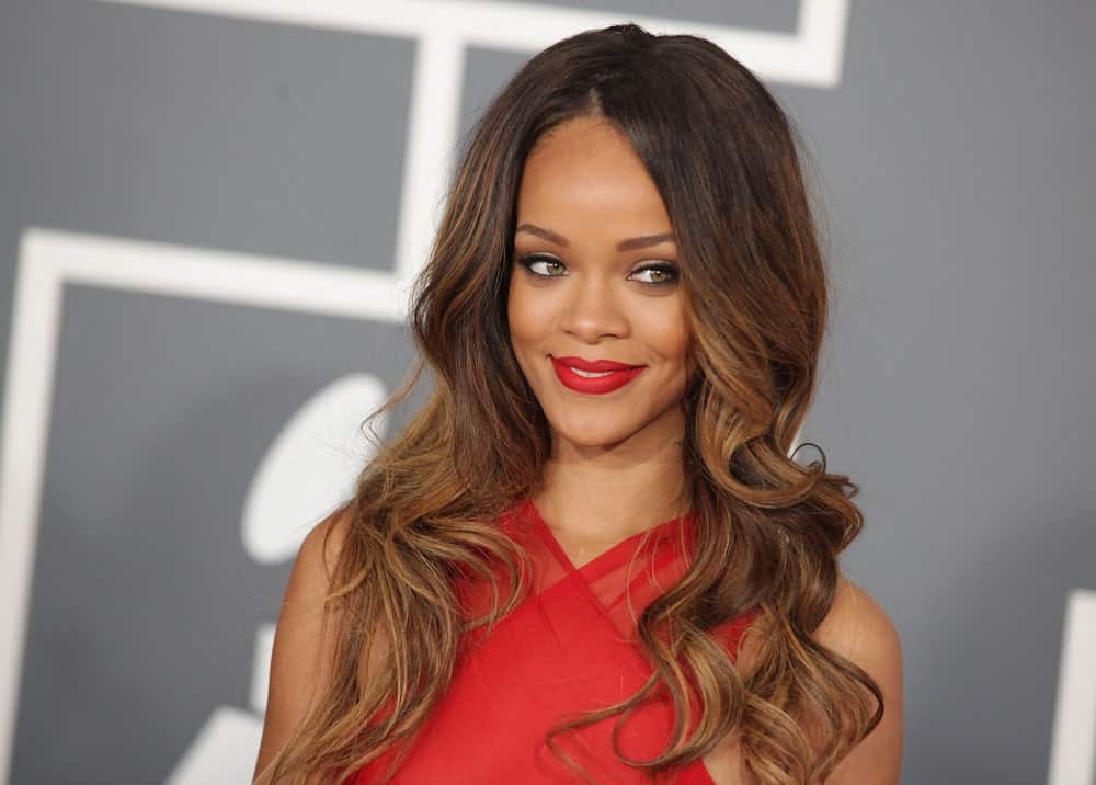 Rihanna creates a style statement wherever she goes. However, no one can forget how stunning she looked at the 2013 Grammys. The Caribbean beauty styled her layered locks in loose waves and added a beautiful touch of honey and cinnamon ombre to her dark locks. Her hair complemented perfectly with her red pout and dress. Sarah Jessica Parker’s Crimped Layers