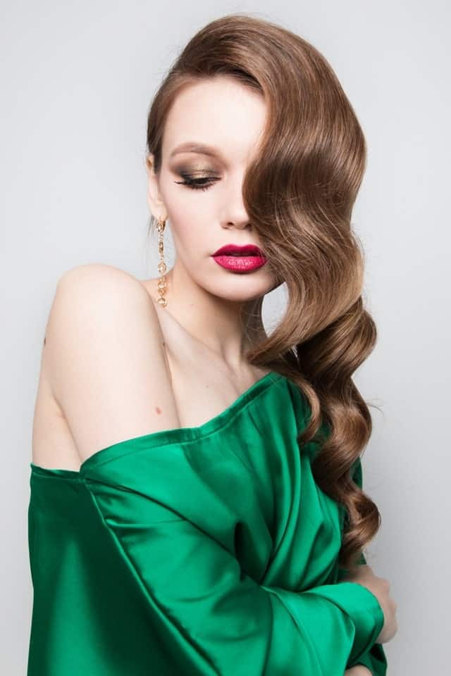 Take notes from this hairstyle on why it is a good idea to sport fine hair on one shoulder only. Loose but a well-defined wave is bound to add an impressive touch.