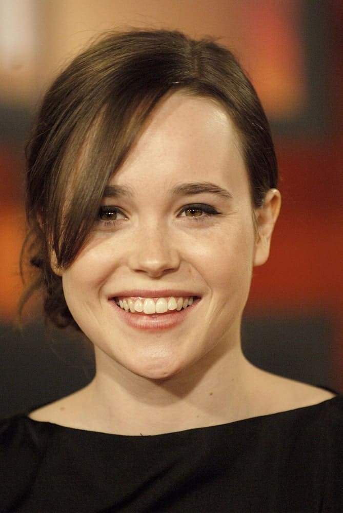 Ellen Page is supporting a side bun complimented by the side long bang. The soft brown color looks wonderful and brings out the warmth of her brown eyes. 