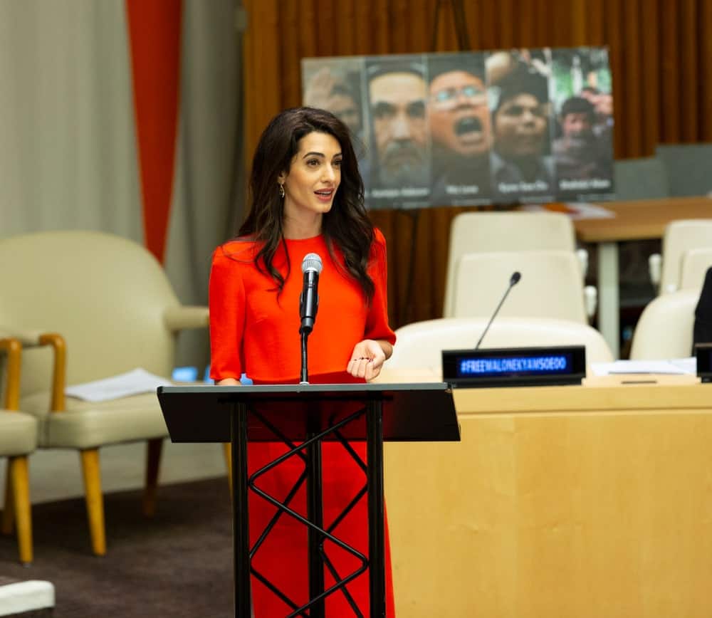 It seems like Amal Clooney never has a bad hair day; here, her layered locks are good enough to rock at the United Nations headquarters. The human rights lawyer has left her hair loose and curling and given it a part from the side. The layers and soft curls add a voluminous look to her hair.