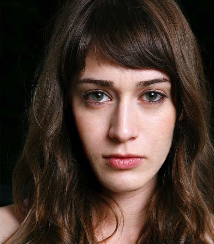 Lizzy Caplan has conquered the trend of short bangs with her soft brown short bangs. They are the perfect hairstyle to increase attention to her brown eyes and frame her face perfectly. The slightly wavy hair also makes her look warmer and prettier.