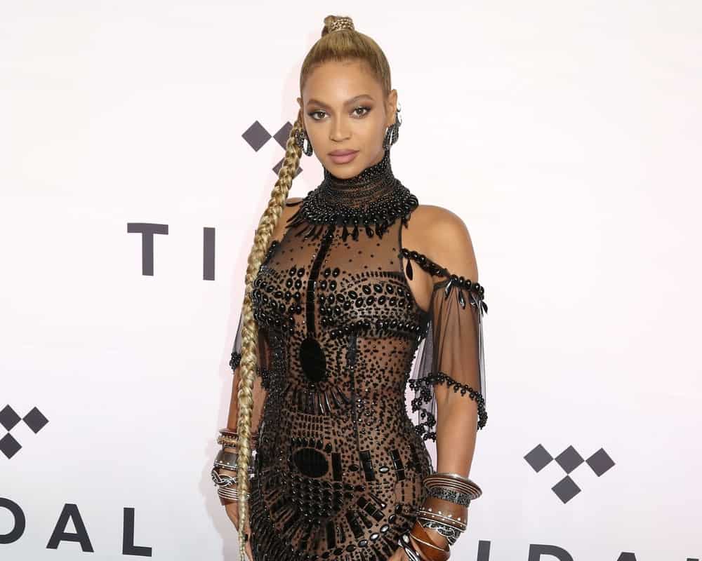 Is there any hairstyle that looks bad on Beyonce? Take a look at this variant to a classic genie ponytail. The superstar has tied up her hair in a high ponytail but then twisted her locks into a long, dangling braid. The style is super-cool and just what one would expect from a fashion icon like Beyonce.