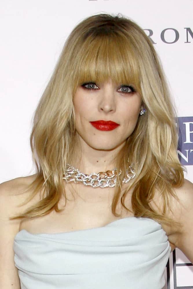 Blunt bangs can be high maintenance. However, they are easy to manage. In fact, on a good hair day, all you may need is to run a brush through them! Check out how gorgeous Rachel McAdams with this relatively sweet and simple hairstyle, which features blunt bangs as shoulder-length hair loosely sprawl around, framing the face. 