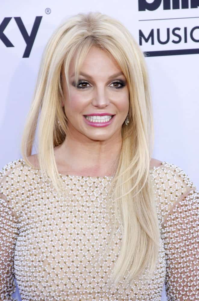 Britney Spears took the ‘90s by storm by her redefined, cute, piece-y layered hairstyles. Now, decades later, the pop star still hasn’t lost her edge when it comes to layers. Spears dyed her hair an icy blonde and cut it in classic layers, with very short, feathery strands in the front and longer layers at the side and the back, framing her face perfectly.
