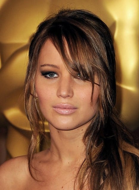 Flickr, gagoehx For a truly exquisite look, combine a feathery cut with long bangs. Sport your fine hair on one side to look as breath-taking as Jennifer Lawrence does in this photo.
