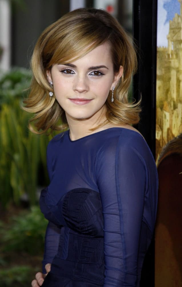 Hollywood’s sweetheart, Emma Watson looks stunning sporting short-length hair with side bangs. The hairstyle features short-hair set outwards and side bangs covering half the forehead. Note how the subtle play of color adds that X-factor!    