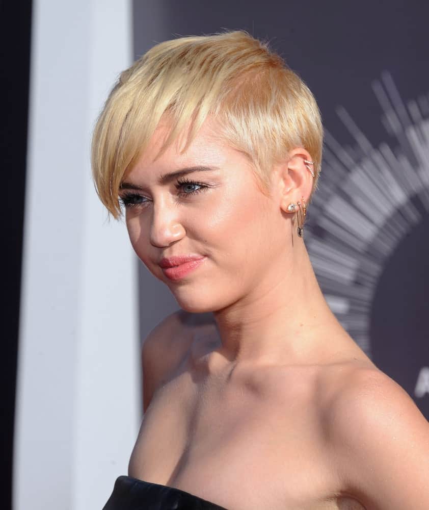With this chic look, the fashionista, Miley Cyrus redefines short hairstyles with bangs. The hairstyle features short hair with one side of the head covered with heavy bangs. Without a doubt, this is one of the best ways to add elegance to short hairstyles.