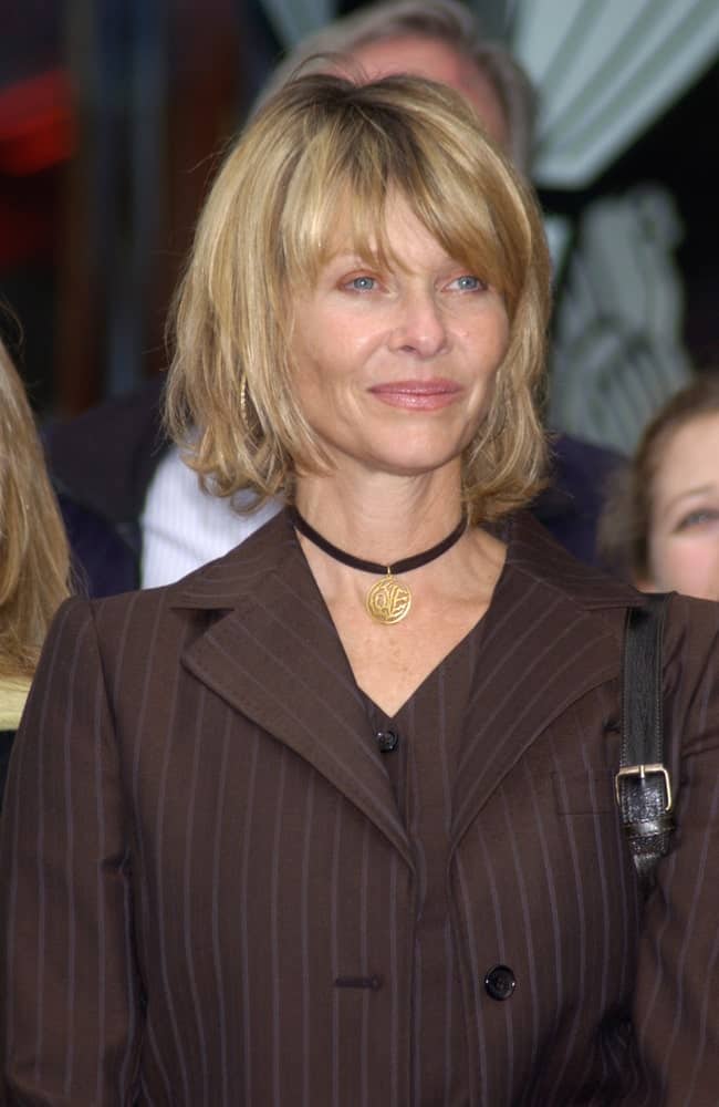 Can’t find the time to spend a good 30 minutes in front of the mirror every morning? No problem – this messy and casual, yet extremely stylish hairstyle has got your back! Modeled by Kate Capshaw, the hairstyle is fairly simple. It features chin-length wavy hair and tousled bangs covering the forehead. The hairstyle aims to achieve sophistication through a messy, disheveled look.
