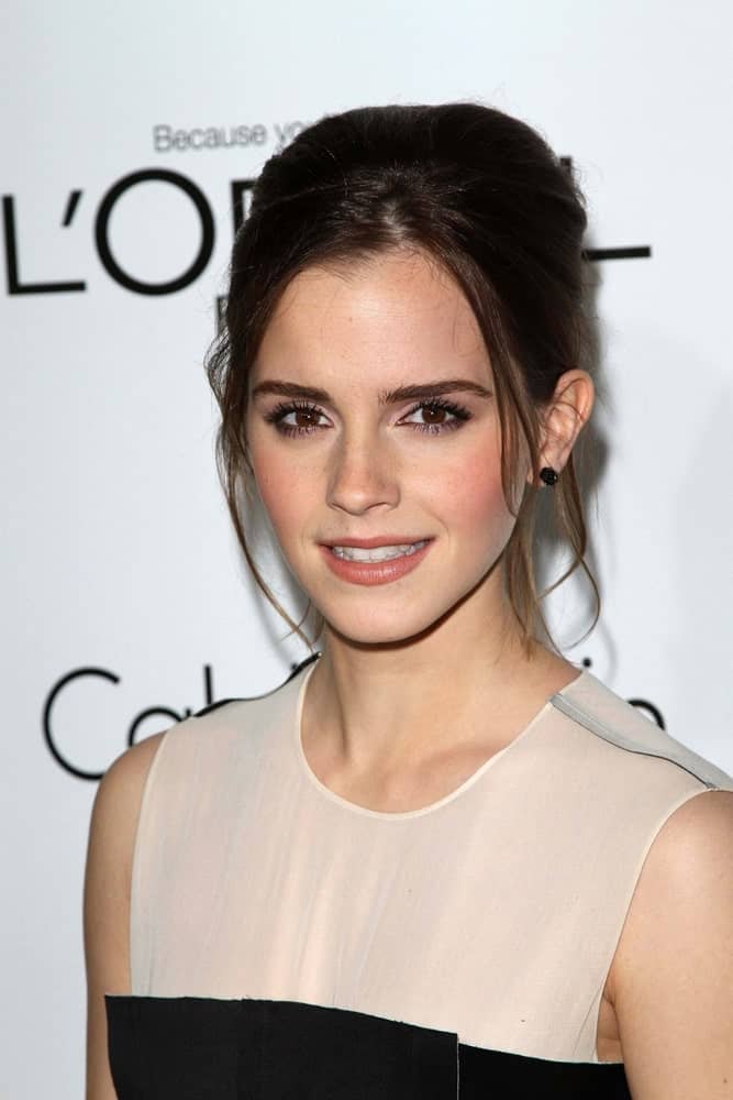 Emma Watson lets her long bangs frame her face perfectly while the rest of her hair is fixed in an elegant bun. It looks simply perfect since it accentuates her makeup and jaw line in the best way.
