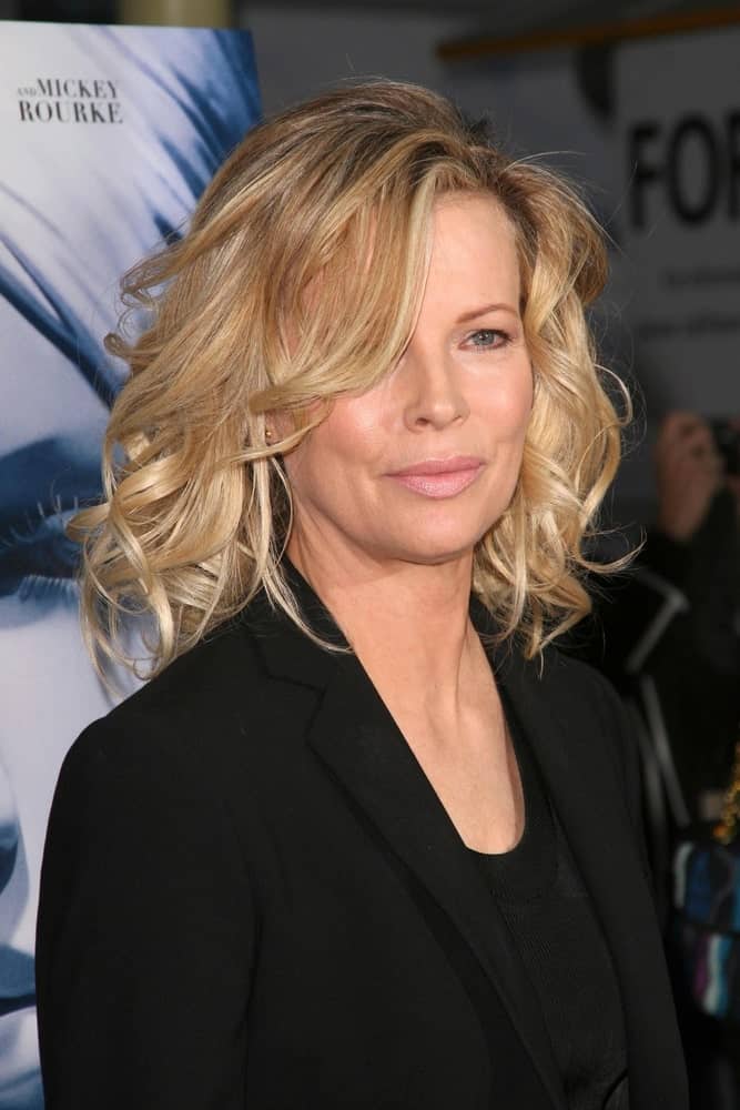 This out-of-the-bed messy look was brought to the limelight by Kim Basinger. It features tousled layers and loose bangs hanging around the face. The volume that comes with this hairstyle is incredible. This bouncy hairstyle will give you the perfect disheveled look for any event!   