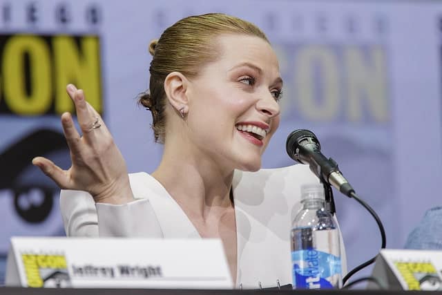 If you want to highlight your face shape, eyes and jawline, go for a slicked back style like Evan Rachel Wood. The actress turned many head during the San Diego comic con with her tightly combed-back and pinned-up updo.
