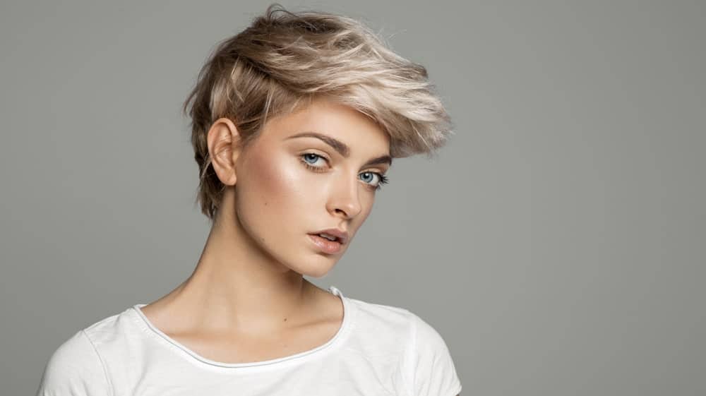 Silver is the “in” color these days, particularly when it goes hand in hand with warmer tones. Take this model, for example, who is rocking this perfect pixie cut with sandy tones at the back and sides and a whimsical silvery color on the front.