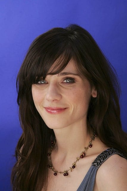 Flickr, [ebarrera] Zooey Deschanel can rightly be called the queen of bangs and her current hair length enables her to wear her bangs blunt or pushed to the side as in this candid shot. 