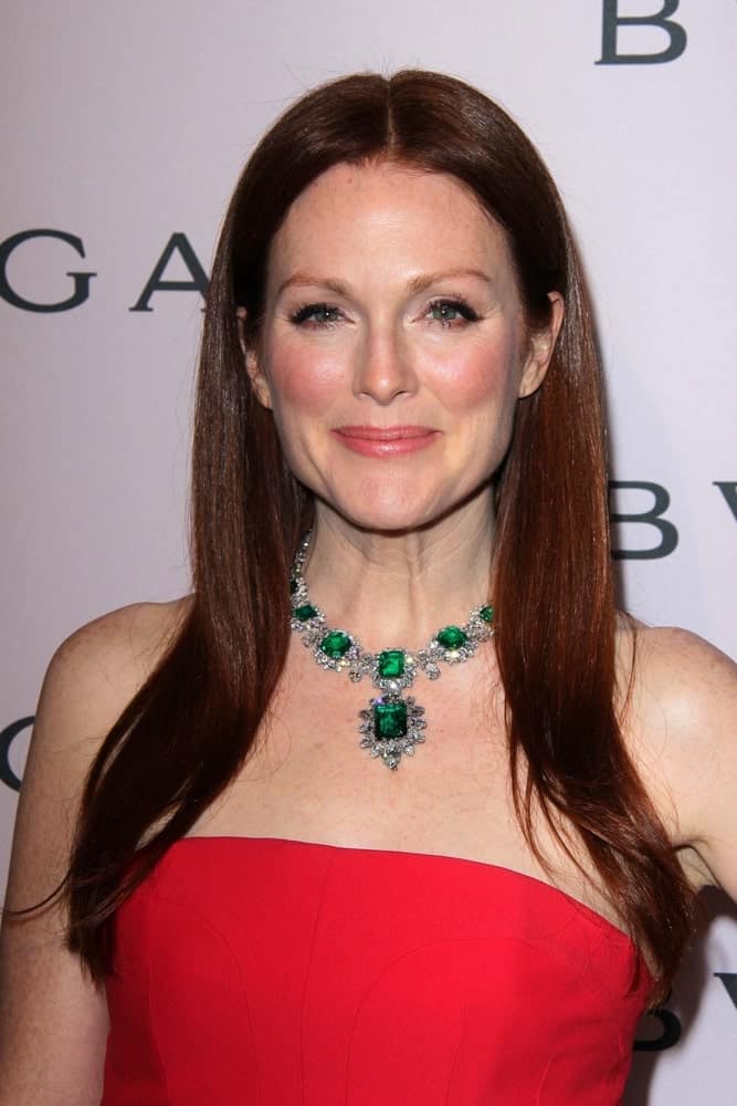 Julianne Moore shows how letting lose your fine hair and dividing them equally on both sides can make you look effortlessly beautiful. Wear some eye-catching jewelry to counterbalance the otherwise pain look.
