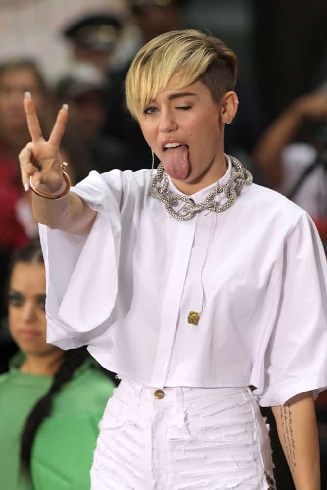 The frosted colored short hair with swept side bangs has become a really popular look, with Miley Cyrus do her part by contributing to the popularity. The shaved sides of her head also accentuate the cheekbones since it pulls back in an elegant way. 