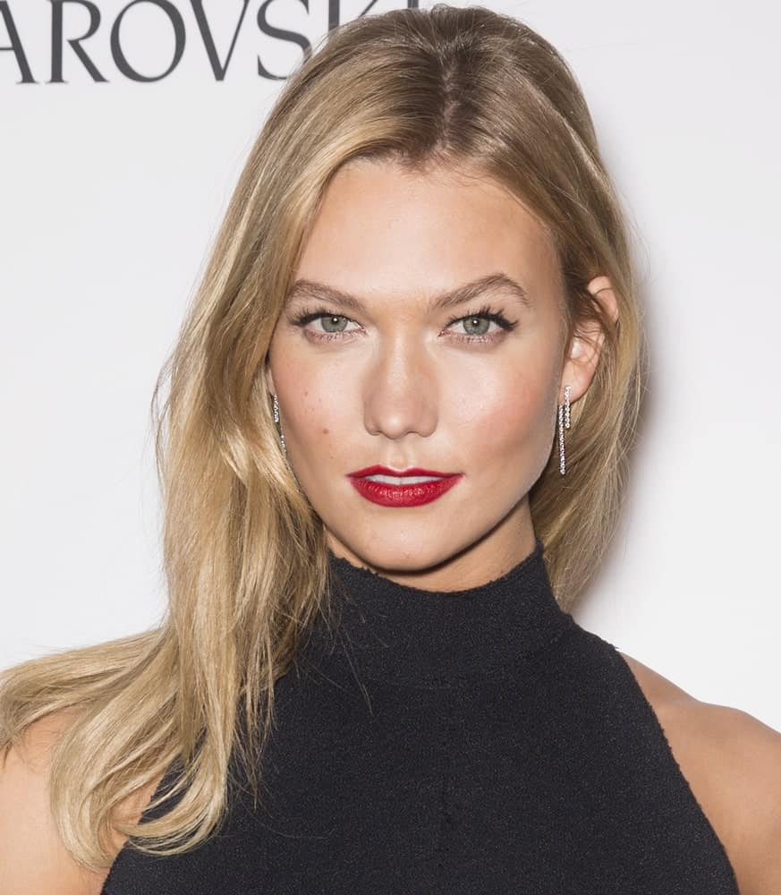 Karlie Kloss is also one of the Hollywood superstars with fine hair. Her hairstyling regime proves that the primary advantage of having fine hair is that you don’t need to spend hours styling it at all. Comb it once and you are ready to rock!