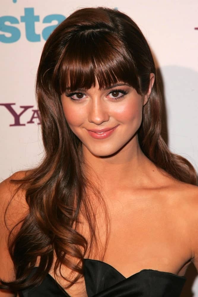 The best thing about blunt bangs is that they look as sassy with long hair as they are classy with short! Mary Elizabeth sported this hairstyle that features blunt bangs with long hair. Note how the hair has a slightly curvy look at the end. This adds texture to the hairstyle, resulting in a charming look. 