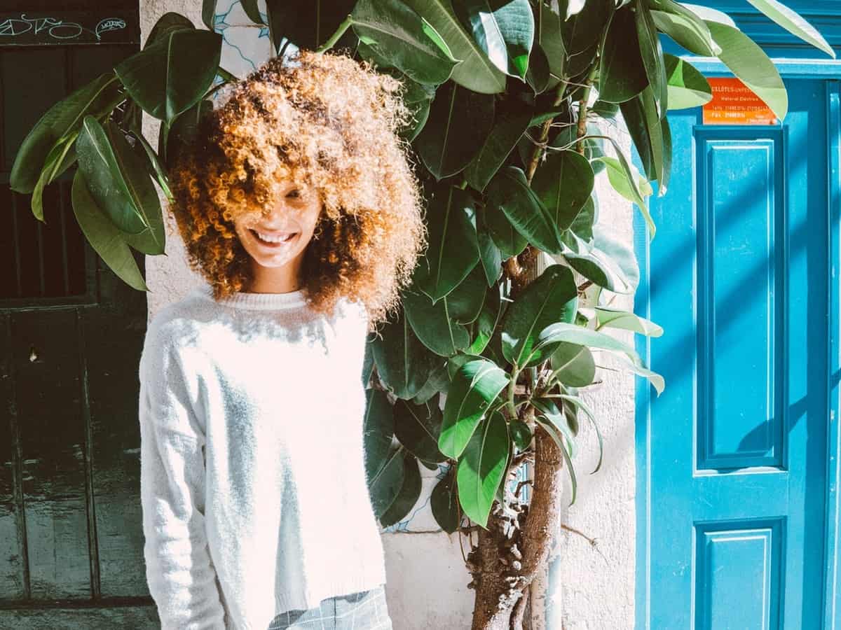 Many people also like going fully blond. This unique hairstyle looks amazing in the sunlight and makes the coils shine more brightly. 