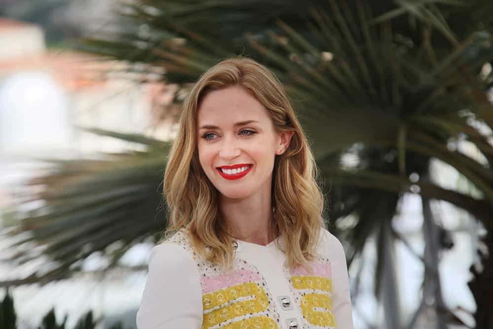 Emily Blunt added so much sun-kissed blonde highlights to her naturally dark hair that it is difficult to tell whether her hair is blonde or brunette. The actress has painted the lighter blonde shade on top of dark tresses in an artsy balayage. The lighter color brings out her eyes and makes her skin look radiant.