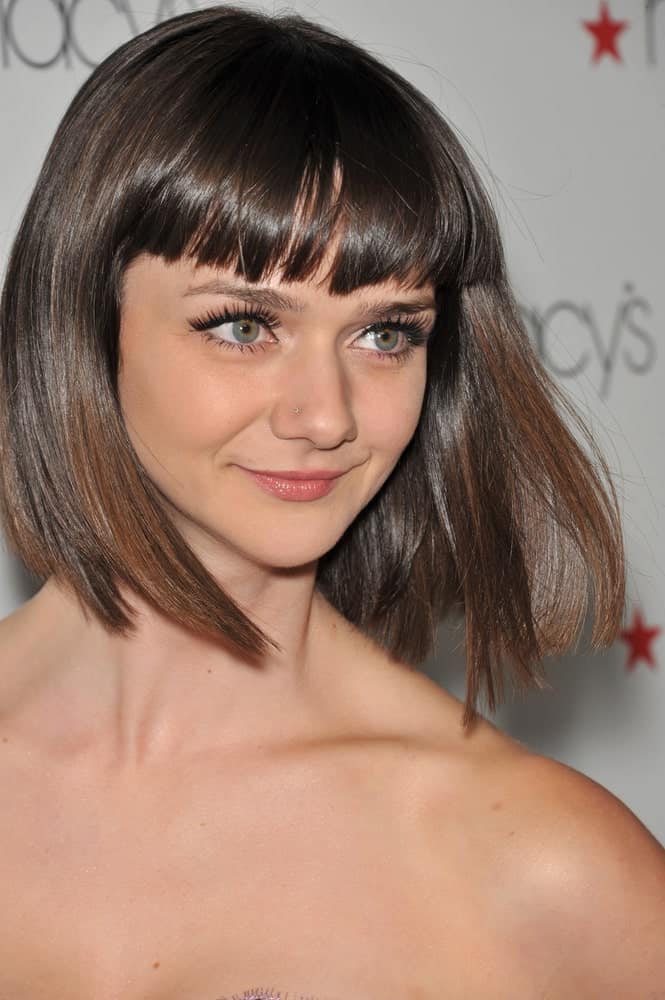 While everyone’s going crazy over Taylor Swift’s blunt bangs look, characterized by slightly shorter bangs, this hairstyle is equally gorgeous. Note that the bangs do not cover the forehead all the way down to the eyes. Sported by Alexandra Ella, short blunt bangs with a bob style is the best option when you want to show off your eyebrows! 