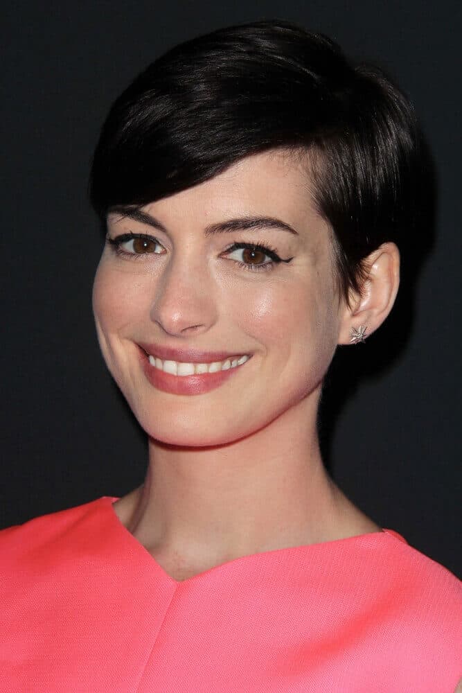 Anne Hathaway with her comfy and trendy, short side-parted hairstyle during the 2013 Pink Party.