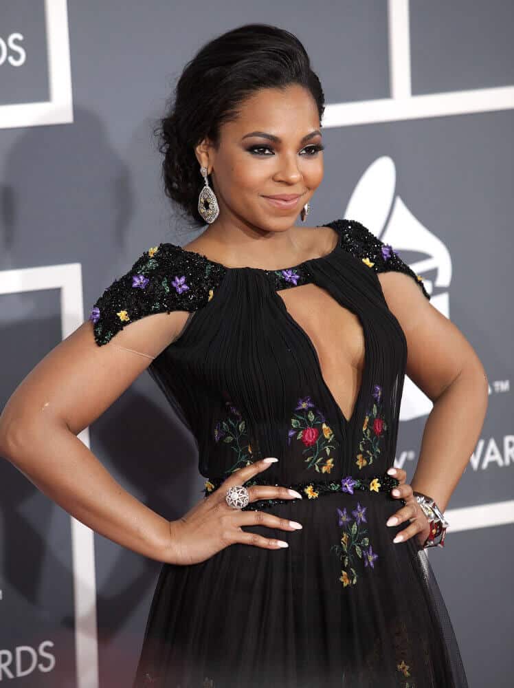 Ashanti's black hair in a simple updo during the 2013 Grammy Awards looks very regal, indeed.