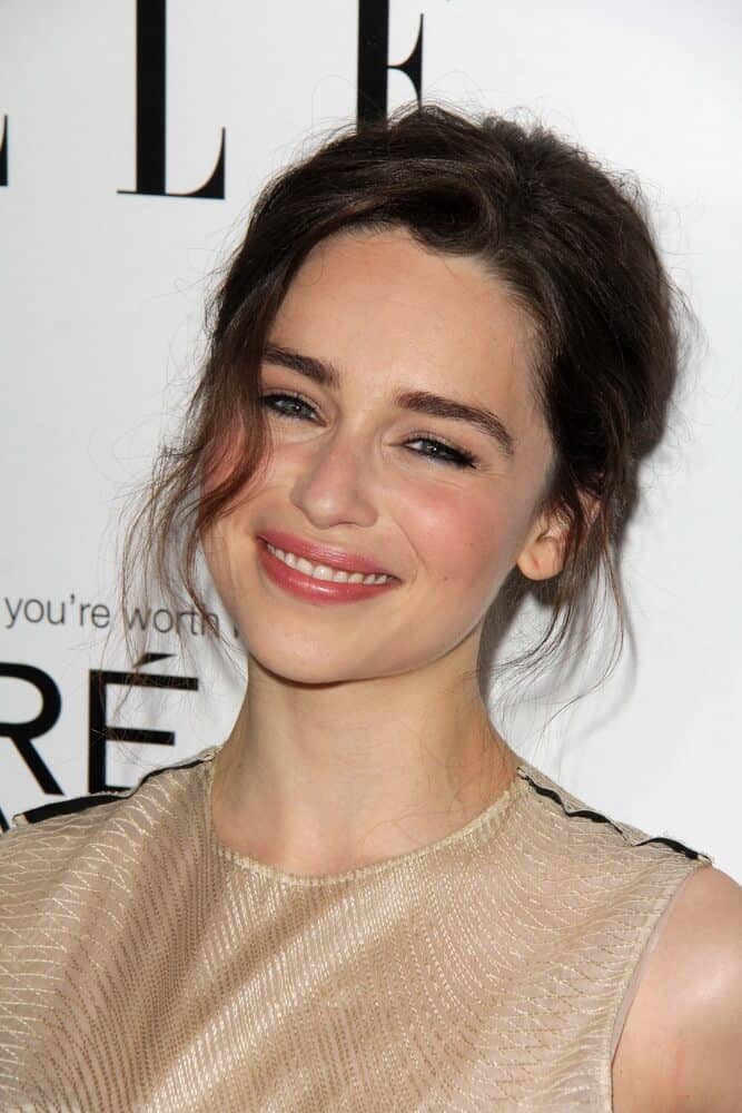 Emilia Clarke knows how to look efforlessly charming! Even with this lazy, messy upstyle and light makeup, she is glowing from within!