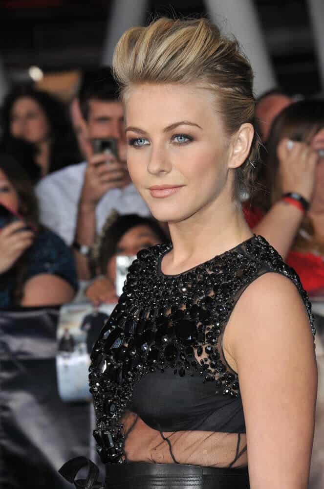 Julianne Hough is oozing wih elegance during the world premiere of Breaking Dawn last 2012. Her upstyle is incorporated with a loosely-set slicked back.