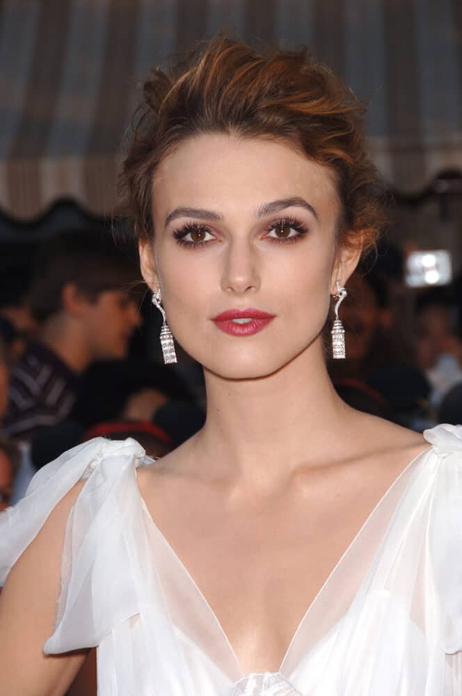 Keira Knightley's textured upstyle made possible with a little bit of tousling and teasing.