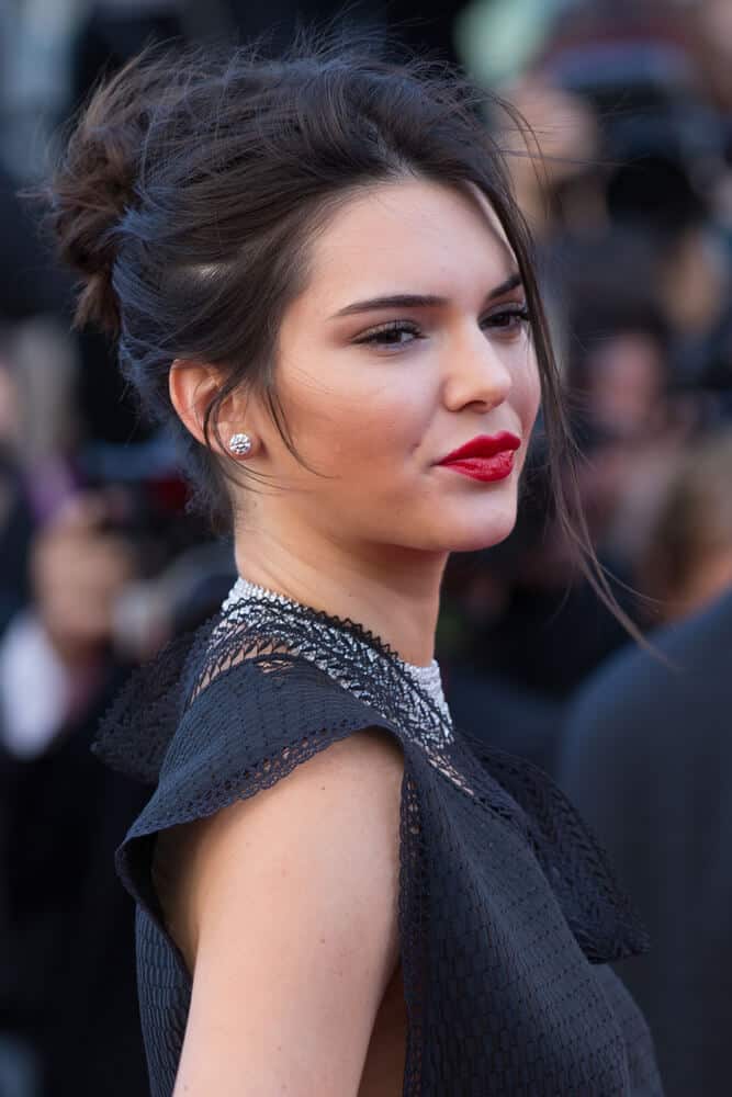 Kendall Jenner's powerful red-lip gaming paired with a messy upstyle. This one is an evident mash-up of style and comfort.