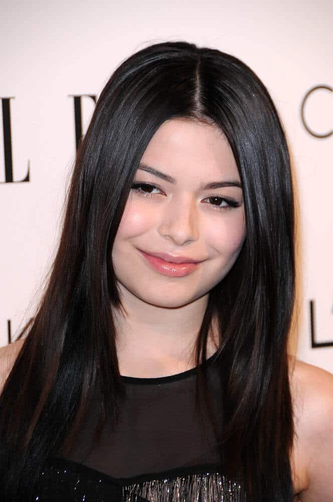 Miranda Cosgrove's iconic look during the School of Rock is her actual on-the-go hairstyle. This center-parted straight hair in black is definitely a Miranda thing.