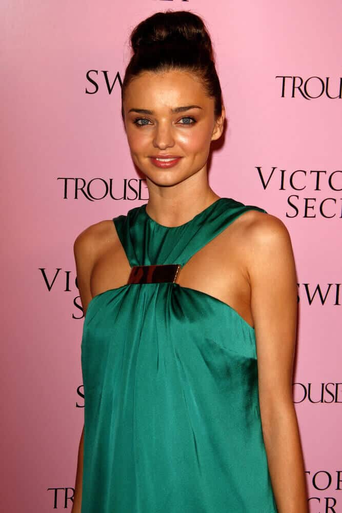 Another look of Miranda Kerr having a tight and polished upstyle. This time, it's a big sock bun looking all sassy and elegant.