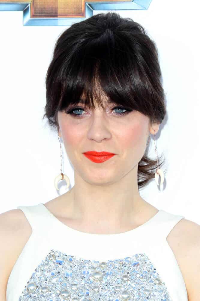 We are used to Zooey Deschanel having blunt bangs with her loose, thick hair all over. The 2012 Billboard Awards must be really special since she attended with her medium-length hair tied into a low ponytail. Her curtain bangs made this whole look softer and more feminine.