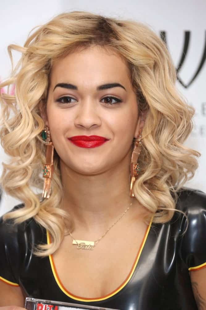 Here is the amazingly famous Rita Ora with her super bouncy and voluminous curly hairstyle. Her hair is short, reaching shoulder length and thin locks of the hair have been curled that give the hair extra volume and makes it look elevated.
