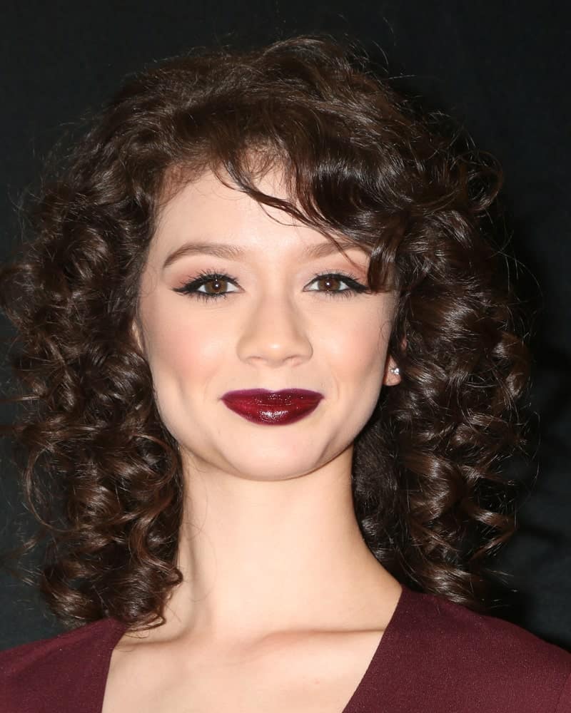 While a half-straight half-curly hairstyle is a common choice for many women, Paige Searcy confidently breaks away from the majority by discarding the straightening iron completely. And it’s great because she proves that be it wearing your curly hair down, in a side-part, opting for short baby bangs or combining them all, there are literally no obstacles when it comes to styling curly hair.