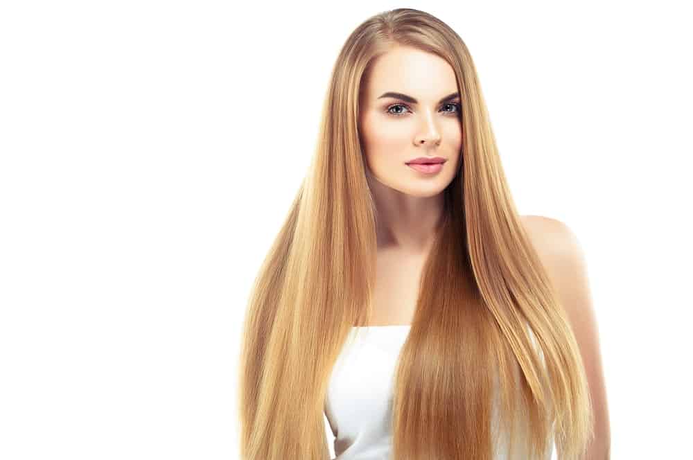 This is a classic, simple hairstyle with gorgeous blonde locks that are let loose all over the shoulders, and a clean side parting to give the hair a little volume.