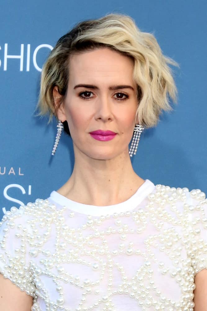 This attention-demanding layered bob haircut for women is guaranteed to turn heads wherever you go. Take notes from Sarah Paulson who has dyed her hair in stark contrasts and brings out the bendy layers by brushing the dyed half over to one side and pushing the other strands behind the ear. 