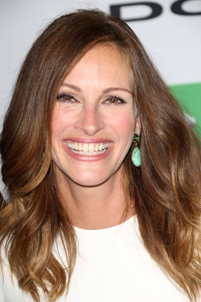 Julia Roberts looks absolutely stunning with softer, more relaxed waves at the base of her neck. Styling waves further down your head is a great way to keep your overall look elegant and put together. 