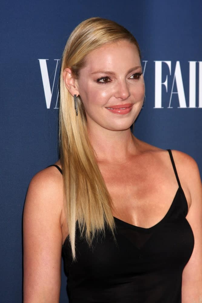 Katherine Heigl looks like a living doll in this hairstyle. Simply gather all your straight hair to one side, do a side parting and pin all the hair behind the ear. This is just so basic, clean and beautiful.