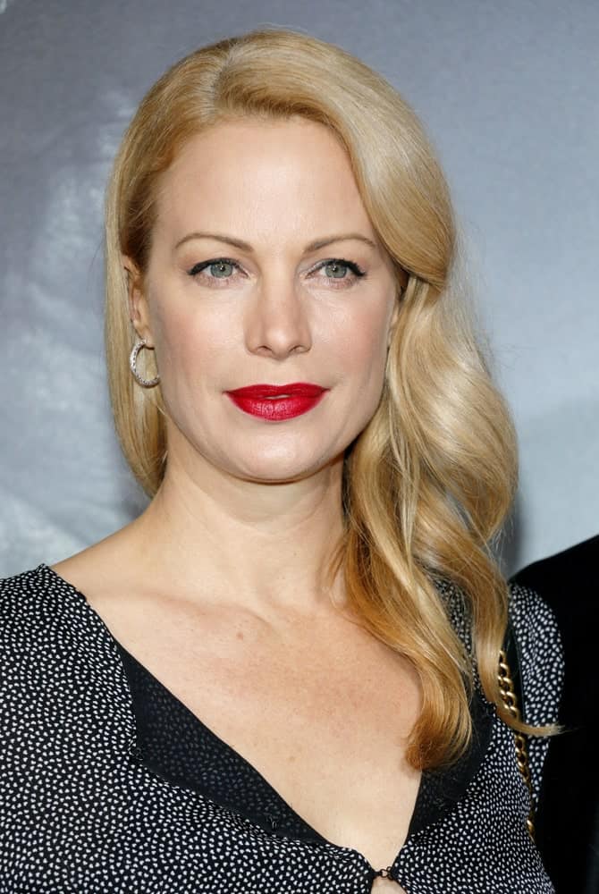Alison Eastwood shows us how carefully placing your waves at a side parting can be an effortless way to look glamorous while still maintaining composure and elegance.