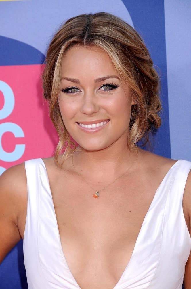 Here we see the gorgeous Lauren Conrad wearing her short hair with highlights in an impressive manner. A few strands have been loosely clipped back with a few others delicately framing her face from either side. A blend of light blonde highlights in hazelnut brown hair is without a doubt a genius combination.