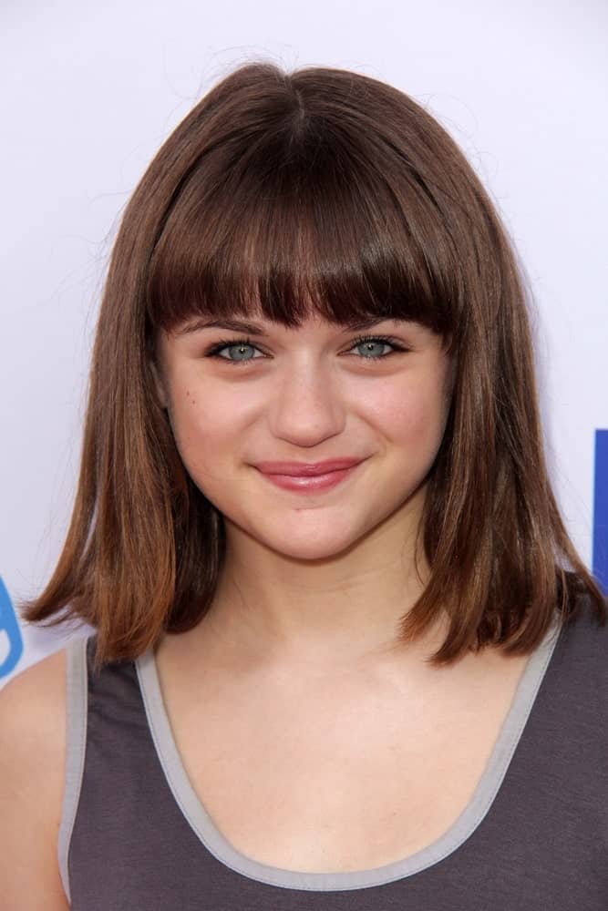Joey King looks the epitome of cute in this adorable short hairstyle of hers. This hairstyle has equal length short hair with baby bangs-like fringes in the front that look absolutely pretty. It also gives the face a very young, fresh and an innocent look.