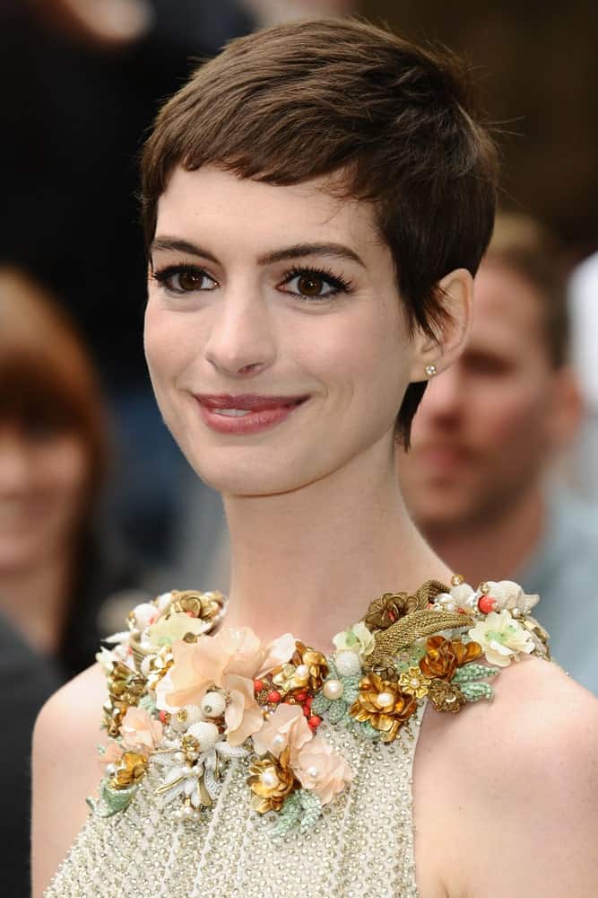 No one can beat Anne Hathaway when it comes to rocking short straight hair. But you can surely take some tips from the gorgeous actress on how to look attractive. Here we see her rocking a baby bird pixie cut with short, uneven bangs that despite being asymmetrical look really fabulous. 
