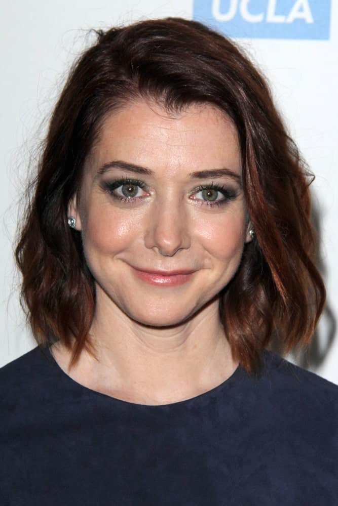 The famous ‘How I Met Your Mother’ star, Alyson Hannigan looks great in this short hairstyle. It’s a bob hairstyle with very subtle and slight waves going on all over the hair.