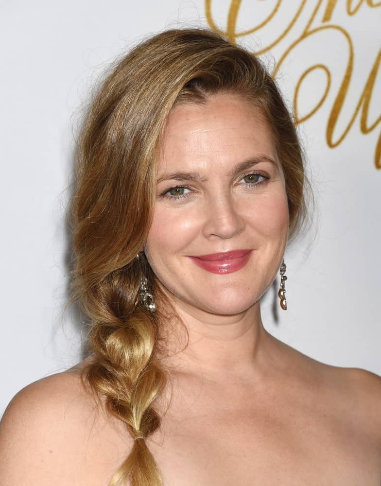 Don’t like to let your hair down or make it into a sleek ponytail? No worries, because Drew Barrymore is here to give you absolutely new and unique hairstyle ideas. Pull your hair towards one side and make a fishtail braid out of it. Not only is it easy to do, it also looks super unique. 