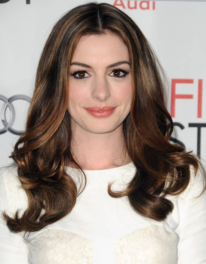 Anne Hathaway is the epitome of grace, beauty, and elegance and that’s exactly how she looks here. With those beautiful golden-brown curly highlights and subtle shades of honey-colored tones, she looks simply ravishing. 