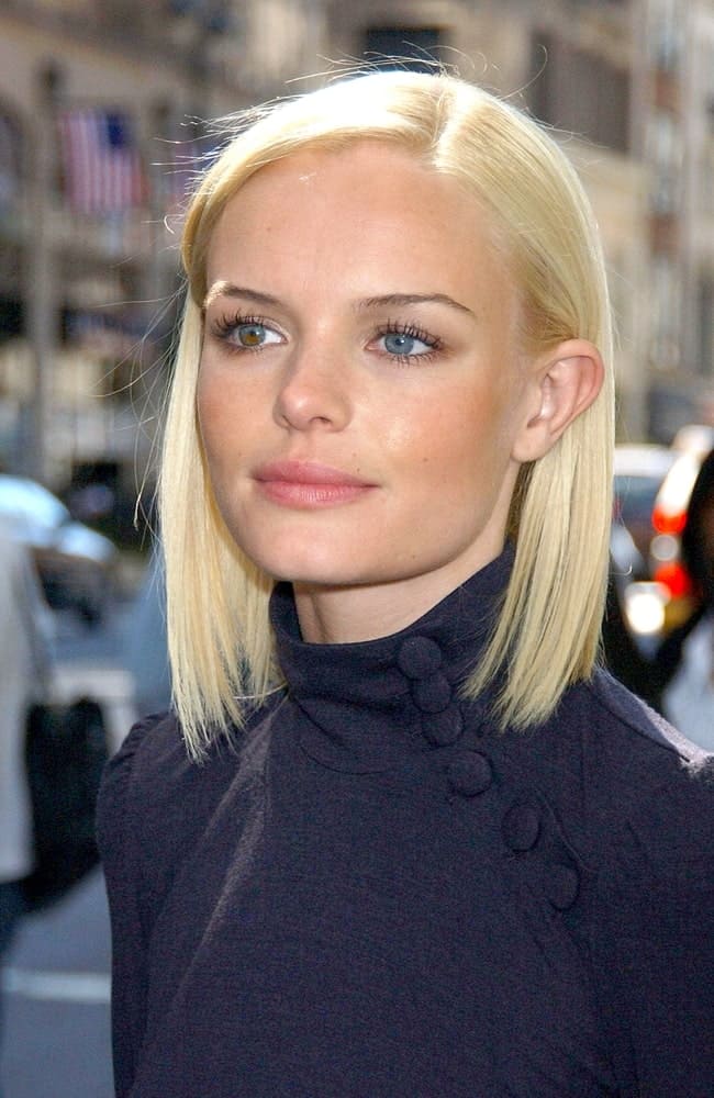 Short and sleek, Kate Bosworth pulls off this hairstyle with great perfection. It is a simple hairstyle with a side parting and hair that is pinned back behind both ears.