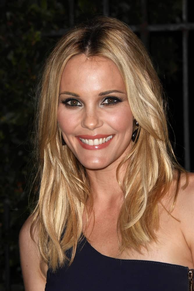 Truly stunning, Leslie Bibb looks really pretty in this hair look with waves-like straight hair that has been parted in the middle and allowed to let loose in the front. 